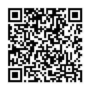 一个白种男人和一个身穿紧身黑衣的女人并排而坐二维码生成