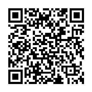 一个皮肤黝黑的士兵对着另外几个士兵喊了几声二维码生成