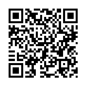 一个秘社的精英战士俯下身看着地上的脚印二维码生成