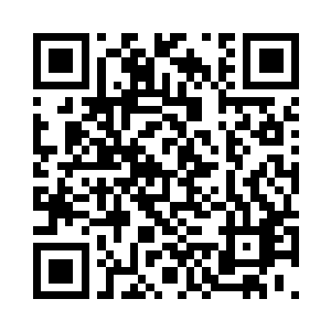 一个空姐立刻手忙脚乱的去翻药物箱二维码生成