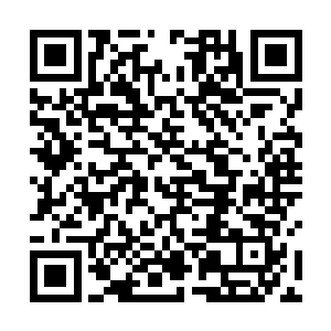 一个穿着宫廷服侍的文官上船宣读了皇帝陛下的嘉奖令二维码生成