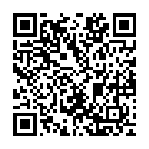 一个穿着武警装的人小伙子飞快的端出一个托盘递到师父面前二维码生成