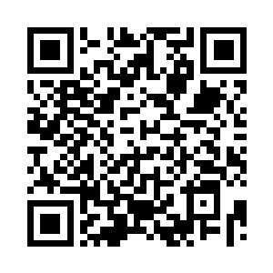 一个穿着白大褂的男人站在了桌子后面二维码生成