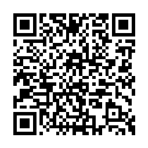 一个穿着紧身衣的男子从残破的建筑里快速冲出二维码生成