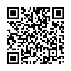 一个穿着绿色迷彩服的人从树上跳了下来二维码生成