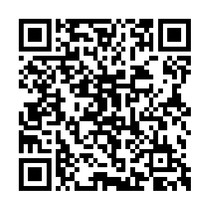 一个穿着袈裟的老和尚从一个大殿之中走了出来二维码生成