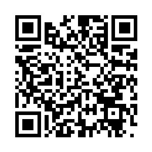 一个穿着青灰色长袍的女人慢慢的走到了门口二维码生成