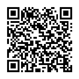 一个穿着黑衣服戴着帽子的男人从停车场里跑出来二维码生成