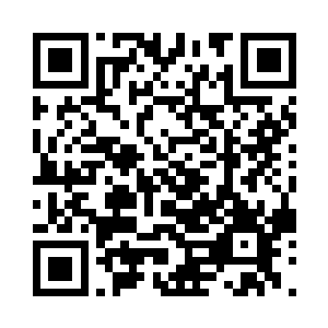 一个穿着黑衣的中年男人从船舱内走出二维码生成