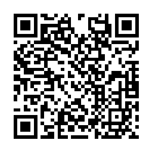 一个穿警服的中年人端起一个军用水壶喝了一大口二维码生成