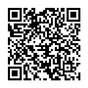 一个站在讲台上狠狠地注视几个想趁乱摸鱼的考生二维码生成