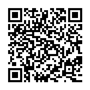 一个精面无须的瘦小中年汉子提了提灰色的长衫下摆跨过门槛二维码生成