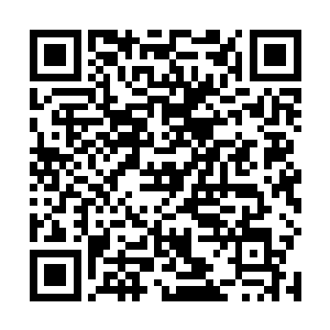 一个绑着很多小辫子的黑人男人从直升飞机上走了下来二维码生成