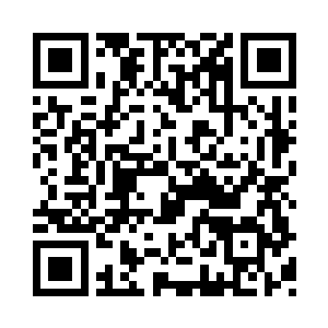 一个美貌女子正在给一个青年男子打着领带二维码生成