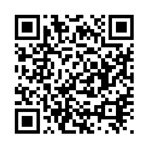 一个翡翠玉镯平躺在密封的玻璃里面二维码生成