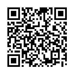 一个背着大包的人很快推开了酒吧的大门二维码生成