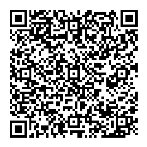 一个脏兮兮挂着猥琐笑容的灰衣老头和一个满脸乖巧笑容纯净的白衣小女孩勾肩搭背的把脸凑在一起齐目看着蓝衣男子······二维码生成