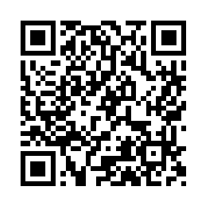 一个船员打扮的年轻人轻手轻脚地朝他走过来二维码生成