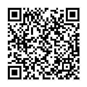 一个艳丽到极点的尤物已经俏生生的站在他的身旁二维码生成