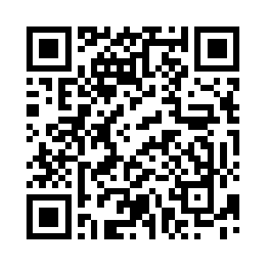 一个英俊的帅哥弯腰行礼后恭立在一旁二维码生成