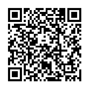 一个赛一个高的高壮的男人捧着一把掺杂着金黄色的土二维码生成