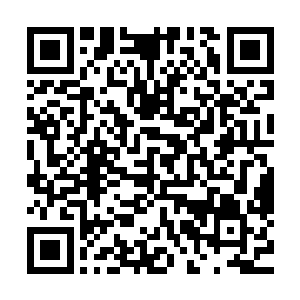 一个身体周围带着烟雾的影子飘然从一个开启的闸门之中走出二维码生成