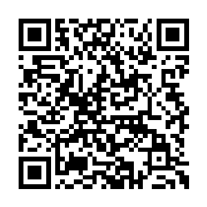 一个身材性感火辣到极致的曼妙身影从远处一闪二维码生成