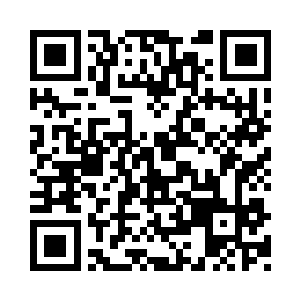 一个身材略微佝偻的老人从阴暗中走了出来二维码生成