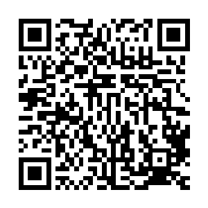 一个身材矮小脸颊尖瘦的男人看着手上刚刚结束通话的手机发呆二维码生成