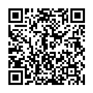 一个身材高大的男子猛然一脚踢开了神智丢失的女人二维码生成