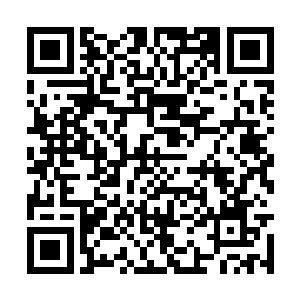 一个身材高大的男生倨傲的看着三人手上的邀请函二维码生成