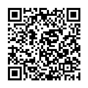 一个身着白色门派袍服的女子静坐在一尊大丹炉旁边二维码生成