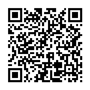 一个身穿灰袍的老头正抬脚缓慢地朝着这边走过来二维码生成