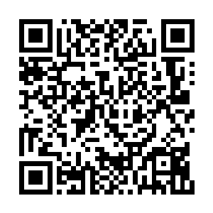一个身穿白色海军军服的男子透过长长的望远镜二维码生成