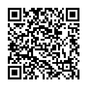 一个身穿镰刀骷髅的罩袍之人跳上了旁边的一动建筑物二维码生成