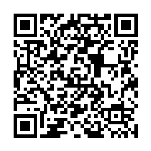 一个身穿黑袍的中年男子正死死地盯着面前的监控视频二维码生成