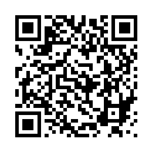 一个金发碧眼的英俊男人站在窗口二维码生成