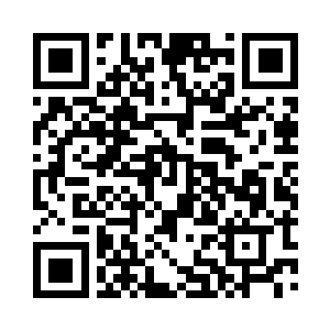 一个长得挺水灵的姑娘从房间里面迎出来二维码生成