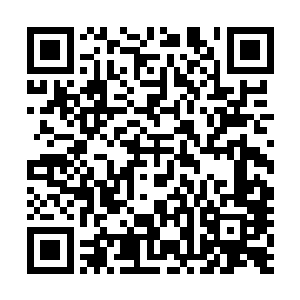 一个长着翅膀的天使就从空中那个光圈中如同坐升降机一般二维码生成