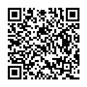 一个随时脸上带着一丝讨好笑容半躬着身子的中年男子二维码生成