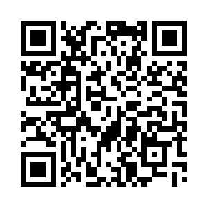 一个面貌硬朗的中年男人走过来与他握手二维码生成