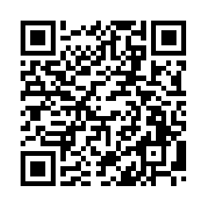 一个马桶盖平躺在密封的玻璃里面二维码生成