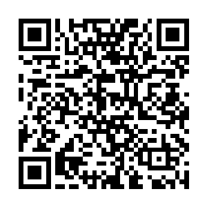 一个高达万丈的巨人手持开天巨斧正与无数仙人战斗二维码生成