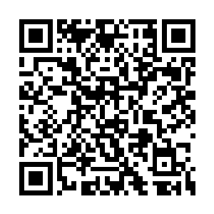 一个黑乎乎的庞然大物从硝烟和灰尘中一跃而出二维码生成