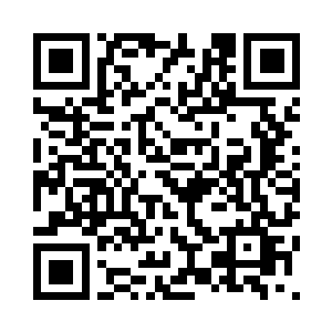 一个黑衣人缓缓地从城门中走出来二维码生成