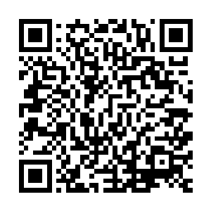 一些印度士兵抬着些可以依稀看出是人形的木头人偶碎片过来二维码生成