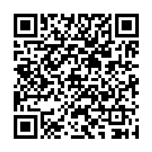 一些大胆的年轻人更是对着站在车门口的女孩大声喊到二维码生成