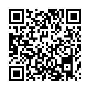 一些学姐学长的也在校门口热情的帮助新生二维码生成