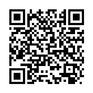 一些挑选药材的顾客目光灼灼的看着夜染二维码生成