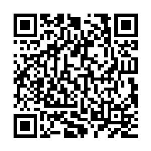 一些满脸风霜的华裔建筑工人正在冒着随时石头坠落的危险抢工二维码生成